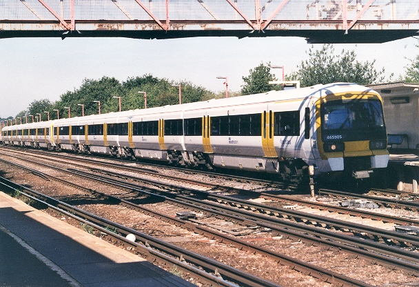 No. 465905 framed by the footbridge at Newington